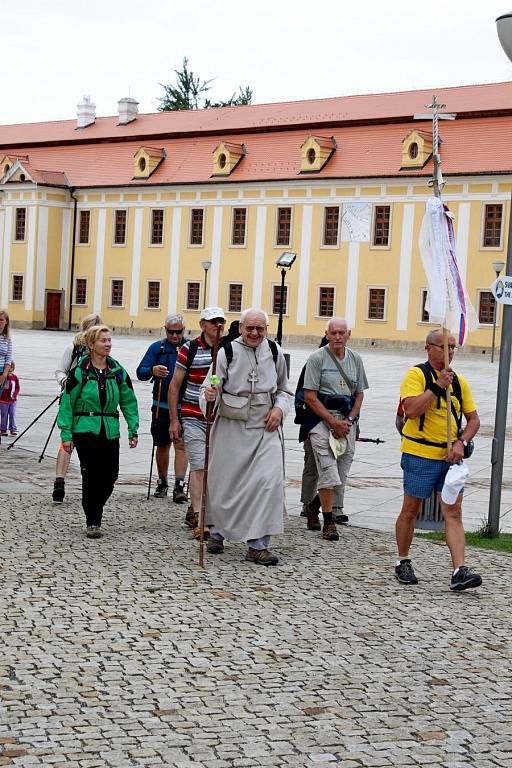 MORAVSKÁ COMPOSTELA. Z Velehradu se vydali v pátek po obědě věřící poutníci na 110 kilometrů dlouhou trasu přes Hostýn na Svatý Kopeček.