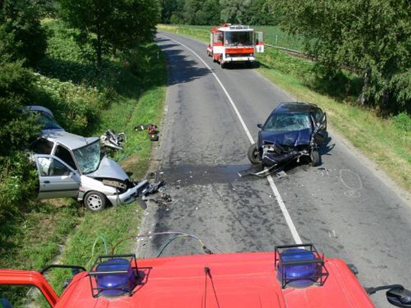 Na silnici se střetly vozy Škoda Octavia a Ford Escort.