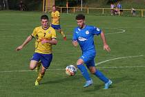 Fotbalista Starého Města David Horák (ve žlutém dresu) při zápase v Ořechově, kde zvyšoval na 3:0. 