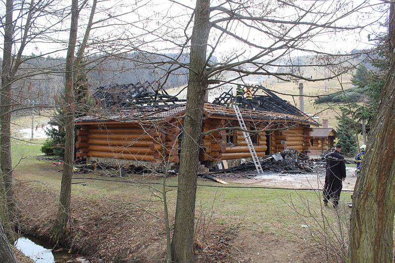Hospodu Na Srubu ve SKI Parku Osvětimany poničil požár, 29. března 2022
