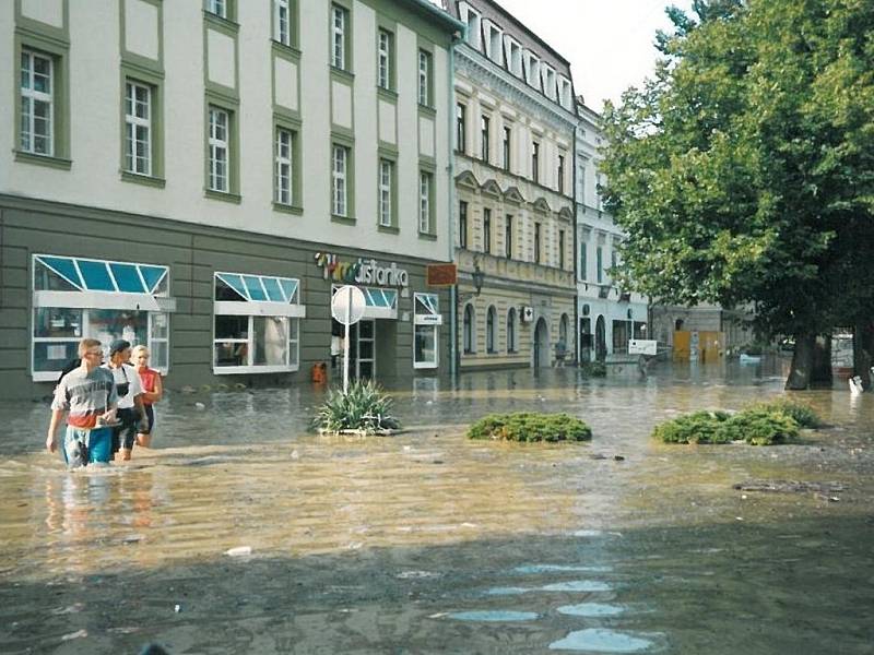 Takto vypadalo Masarykovo náměstí před prodejnou Hradišťanka.