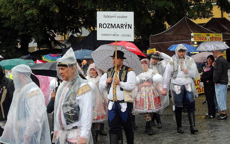 Tradičnímu defilé na Masarykově náměstí nepřálo počasí.