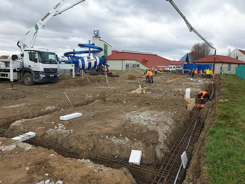 Základy stavby venkovních bazénů a jejich betonáž u CPA Delfín v Uherském Brodě.