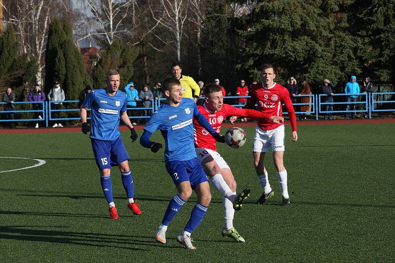 Fotbalisté Uherského Brodu (červené dresy) v 19. kole MSFL podlehli doma na Lapači Otrokovicím 2:3.