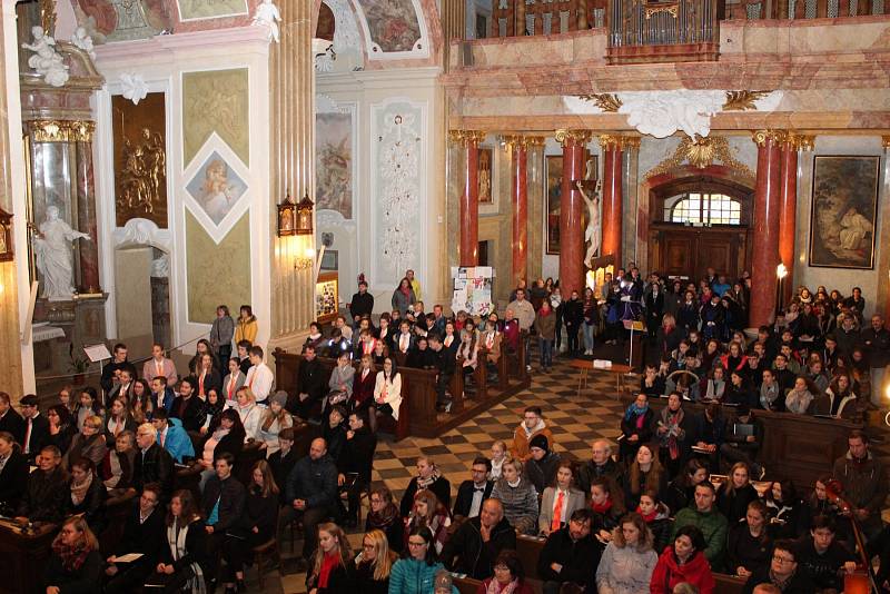 DUCHOVNÍ HUDBA. Festivalové setkání, kterého se zúčastnilo 270 zpěváků z šesti sborů církevních gymnázií z Česka, Slovenska, Londýna a Maďarska, přineslo mnoho nových radostí a povzbuzení.