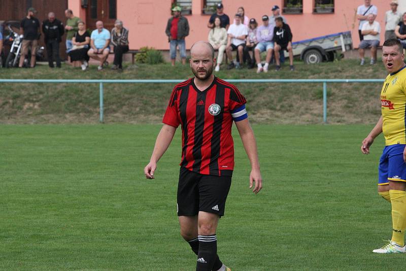 Fotbalisté Starého Města (žluté dresy) vyhráli derby ve Zlechově 3:1.