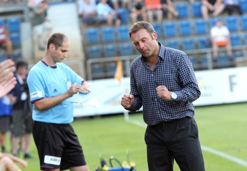 1. FC Slovácko - Jihlava. 2:1. Radost trenéra Svatopluka Habance.