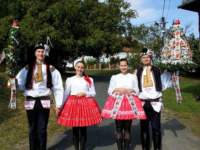 TRAPLICKÉ HODOVÁNÍ. V soukolí kolotoče hodové tradice na Slovácku se o víkendu ocitly i Traplice, které v neděli vyvrcholily obchůzkou s právy po dědině.