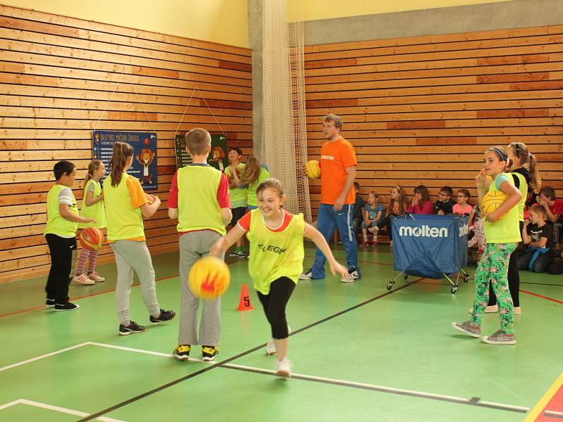 Reprezentanti přijeli do boršické školy ukázat dětem, jak se hraje basketbal na nejvyšší úrovni.  