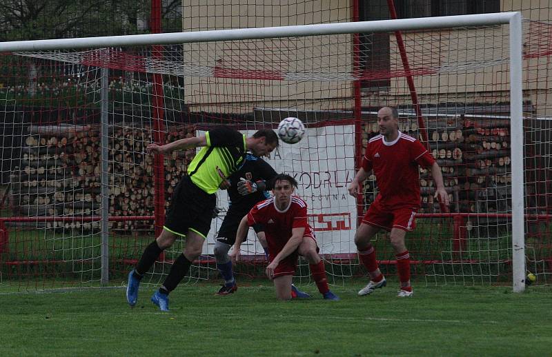 Fotbalisté Jalubí (žlutočerné dresy) v semifinále Poháru OFS Jarošovský pivovar zdolali Nedakonice 3:0.