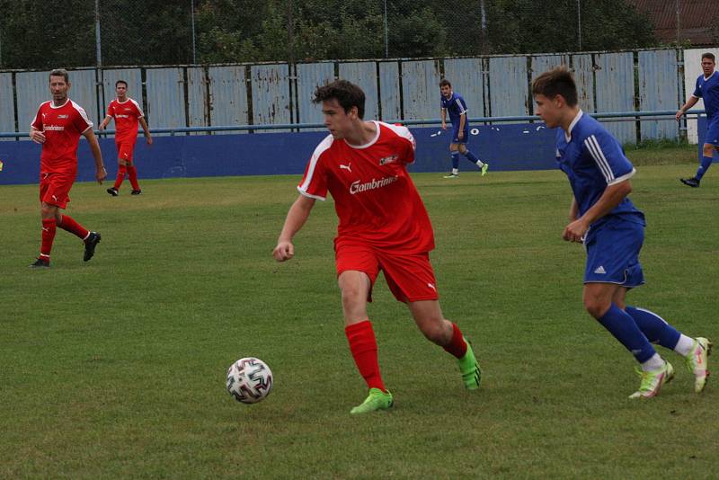 Fotbalisté Kunovic (modré dresy) ve 3. kole krajské I. A třídy skupiny B podlehli Újezdci 1:4.