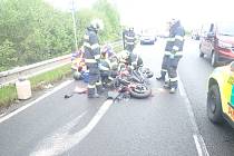 Motorkář skončil v nemocnici po střetu s osobním automobilem u Kunovic