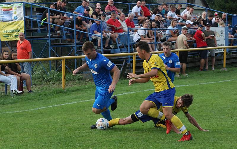 Fotbalisté Starého Města (žluté dresy) zdolali ve šlágru 4. kola I. B třídy sk. C domácí Ořechov 4:0.