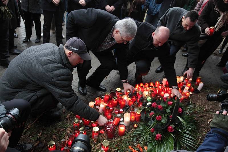 Pietním aktem u místa tragédie se občané Uherského Brodu rozloučili se zavražděnými lidmi.