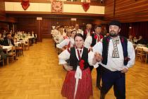 Krojový ples v Popovicích nabídl tanečky hned šestnácti párů na svém jubilejním desátém ročníku.