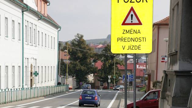 Na vizovické křižovatce jsou už téměř týden nově vyznačeny přednosti vozidel.