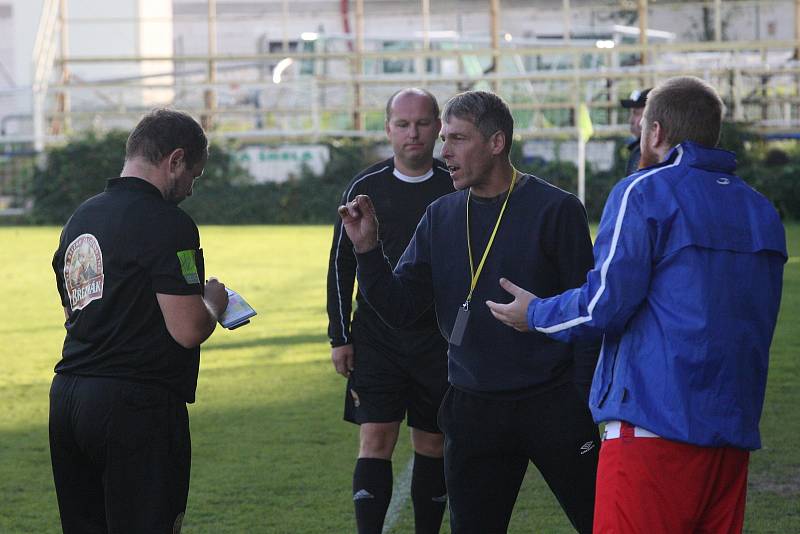 Fotbalisté Starého Města (žluté dresy) v 8. kole I. B třídy skupiny C přetlačili Slavkov 2:1.