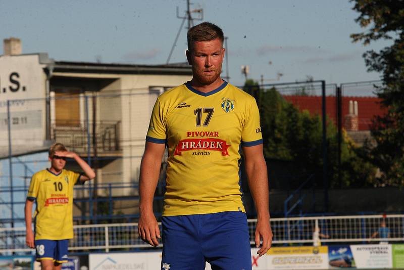 Fotbalisté Starého Města (žluté dresy) v 5. kole krajské I. B třídy skupiny C zdolali Polešovice 1:0.