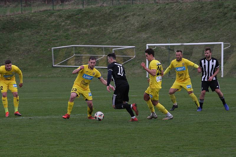 Fotbalisté Strání (žluté dresy) v sobotním souboji nejhorších týmů divize E doma prohráli s Holešovem 1:2.