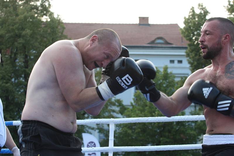 Začátek Slováckého léta zpestřil exhibiční boxerský zápas mistra světa Lukáše Konečného s Ondřejem Chudobou i souboje členů Gym-k.o. boxing team.