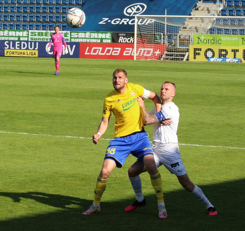 Fotbalisté Slovácka (bílé dresy) zakončili ligovou sezonu v derby se sousedním Zlínem.