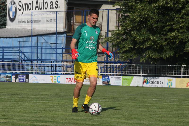 Fotbalisté Slovácka (bílé dresy) na úvod letní přípravy přehráli druholigový Vyškov 6:1.