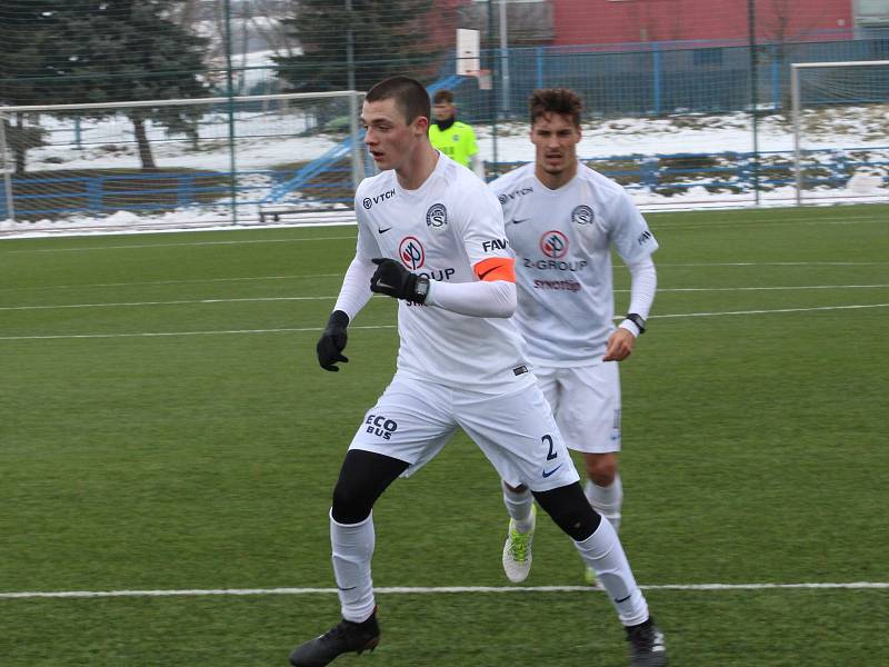 Fotbalisté Slovácka (v bílých dresech) na umělé trávě v Uherském Brodě přehráli druholigové Vítkovice 4:0. Foto: Deník/Stanislav Dufka