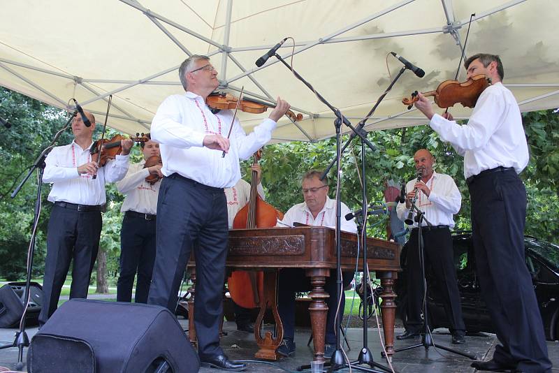 V rámci série vystoupení s názvem Večery u Slovácké búdy se v uherskohradišťských Smetanových sadech představila CM Kunovjan.