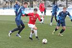 Fotbalisté Uherského Brodu (červené dresy) v sobotním přípravném zápase podlehli druholigovému Vyškovu 0:4.