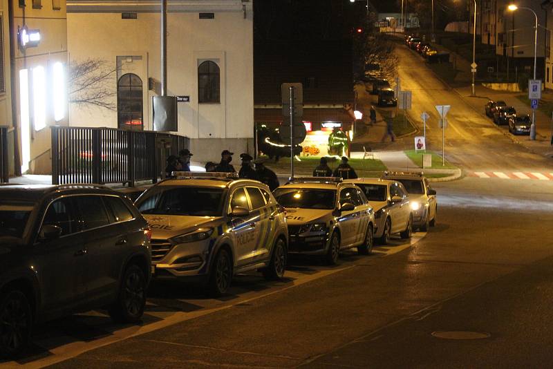 U Restart baru v Uherském Brodě zasahovali kromě uherskobrodské policejní hlídky také policisté z Bojkovic a policisté z pohotovostního a eskortního oddělení ze Zlína.