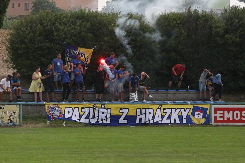 Fotbalisté Starého Města (žluté dresy) vyhráli derby ve Zlechově 3:1.