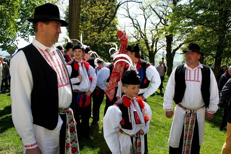 V neděli odpoledne vyrazil krojovaný průvod ke kapli sv. Antonína na Blatnickou horu.