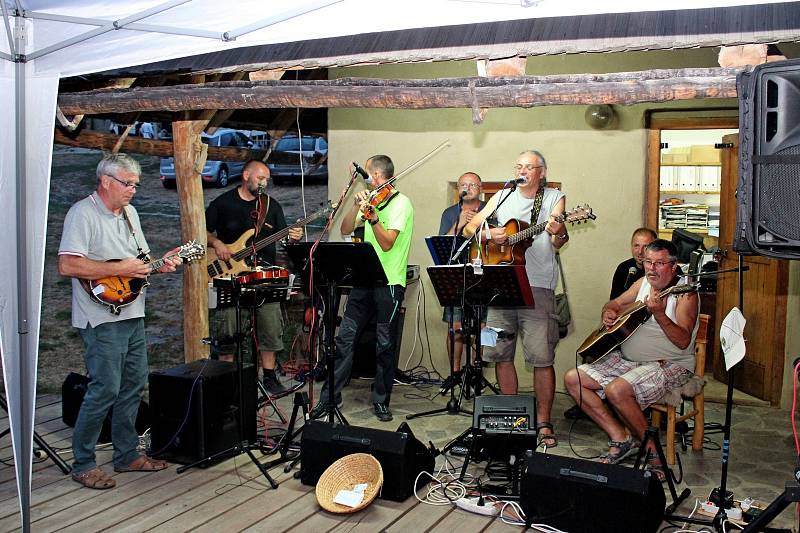 VE SKANZENU. Folk-folkový večer přinesl posluchačům ve slovanském opevněném hradisku pohodovou atmosféru.