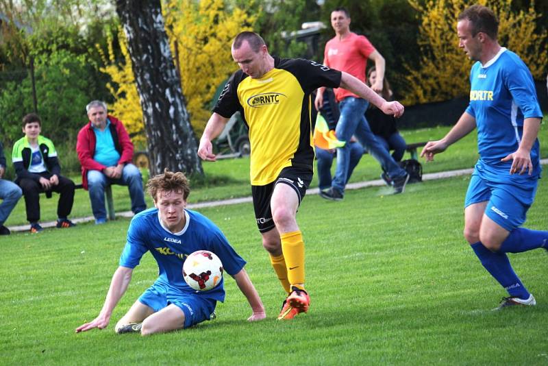 Fotbalisté Sušic hostili v okresním přeboru Bánov(v modrém). Utkání skončilo 4:1.