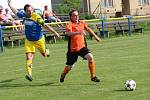 Fotbalisté Zlámance (v oranžovém) nedokázali porazit Slavkov, který přijel s deseti hráči, Utkání skončilo 2:2.