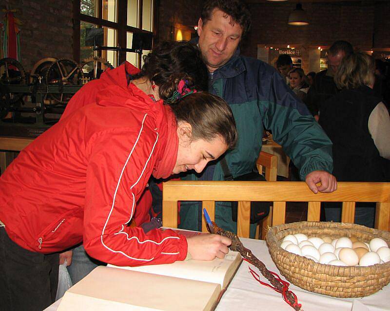 Poprvé  v historii Buchlovic se před muzeem uskutečnilo klání s názvem Válení velikonočního vejce.