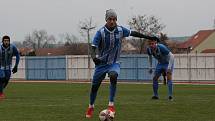 Fotbalisté Hluku (modrobílé dresy) v 16. kole I. A třídy skupiny B přehráli sousední Kunovice 3:1.