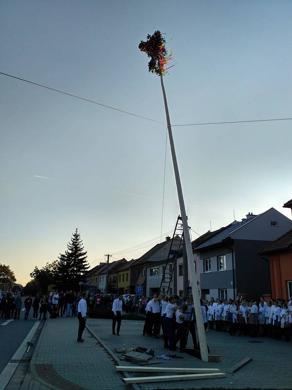 Svatováclavské hody s právem měli po roce v Ostrožské Nové Vsi. Zatímco loni si stárka se stárkou nezvolili, letos se této role ujal Vojtěch Pančík a Tereza Hůsková.