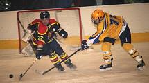 Krajská hokejová liga: Uherský Ostroh – Uherský Brod (ve žlutém) 1:5