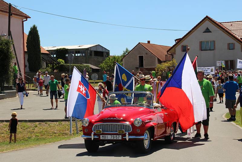 Přes celou republiku se museli o druhém červencovém víkendu vypravit z Ostrožské Lhoty na 38. ročník srazu Lhot a Lehot.