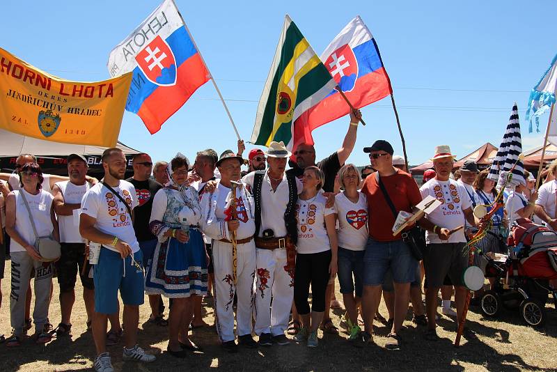 Přes celou republiku se museli o druhém červencovém víkendu vypravit z Ostrožské Lhoty na 38. ročník srazu Lhot a Lehot.