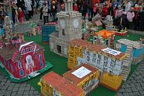 Papírový model města složily školáci z více než čtyř desítek budov.