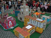 Papírový model města složily školáci z více než čtyř desítek budov.