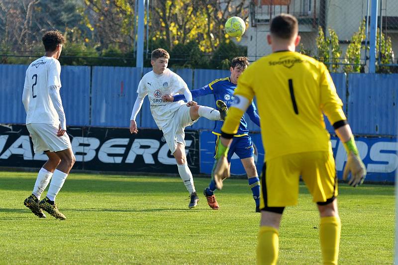 Starší dorostenci Slovácka (bílé dresy) v 15. kole Moravskoslezské ligy zdolali Jihlavu 2:1.