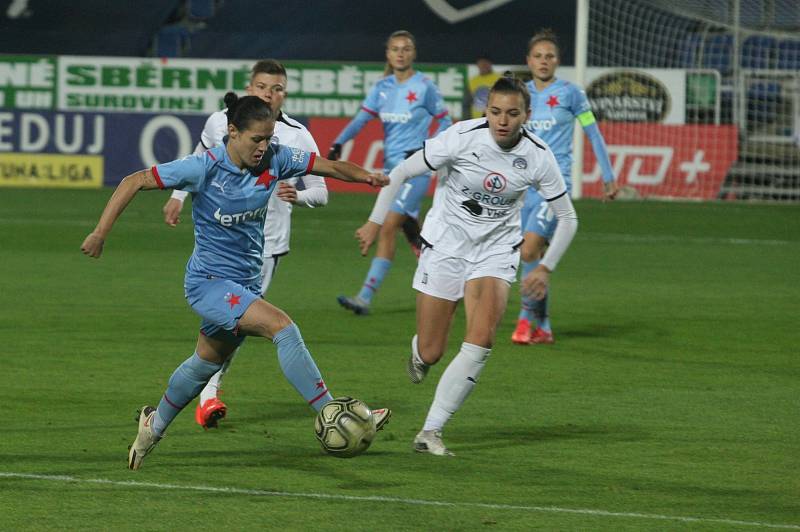 Fotbalistky Slovácka (bílé dresy) se v předehrávce 9. kole první ženské ligy utkaly s vedoucí Slavií Praha.