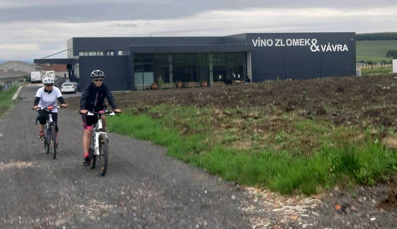 Na kole deštivými vinohrady se vydala také skupinka cyklistů z Ostrožské Lhoty. Zastávka v areálu společnosti Víno & Zlomek a Vávra v Boršicích u Blatnice.