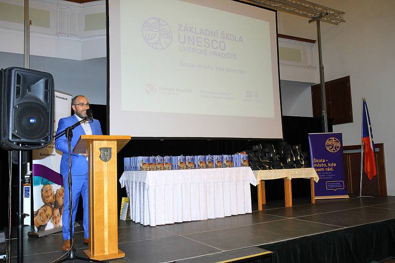 Absolventům jazykových zkoušek z řad žáků ZŠ UNESCO v Uherském Hradišti slavnostně předali v úterý 20. září v uherskohradišťské Redutě certifikáty.
