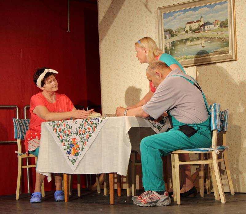 Divadelní spolek Pod lampú v Košíkách uvedl svou druhou hro s názvem Biomatka. Ta pojednává o soužití staršího páru s dcerou, která se po nevydařeném vztahu vrací z Anglie se dvěma dětmi domů na Slovácko.