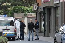 Září 2015. Policisté zasahují u loupežného přepadení klenotnictví v Hradební ulici v Uherském Hradišti