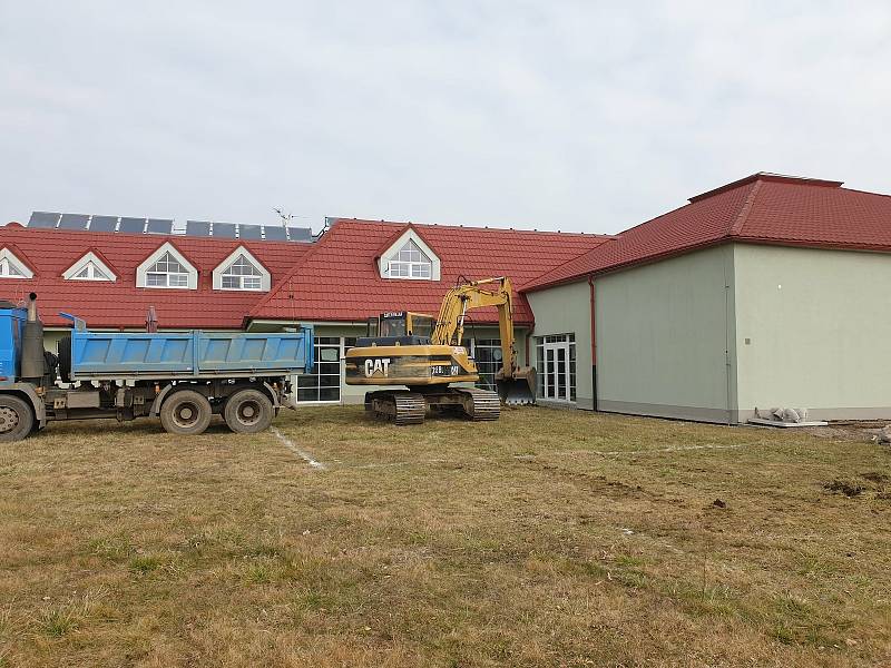 Základy stavby venkovních bazénů a jejich betonáž u CPA Delfín v Uherském Brodě.